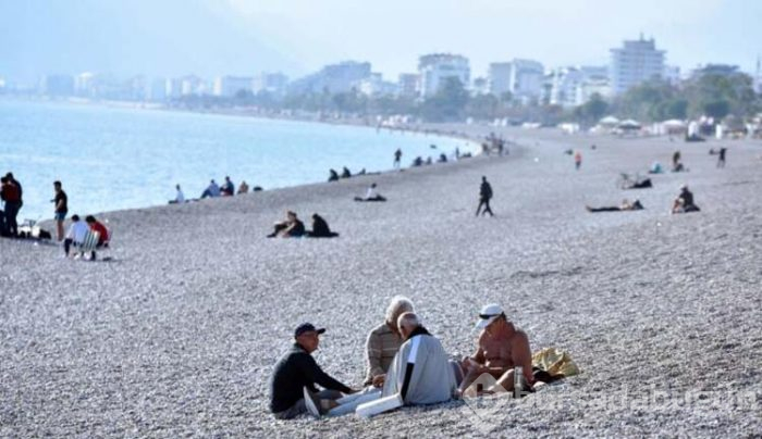 Antalya'da güneşli havayı fırsat bilenler denize girdi