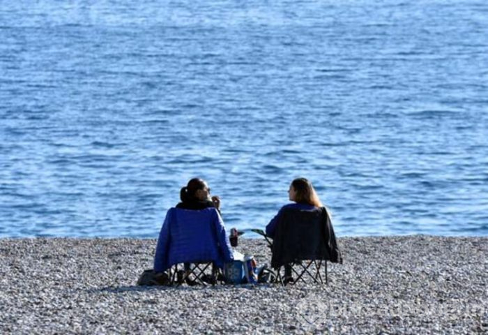 Antalya'da güneşli havayı fırsat bilenler denize girdi