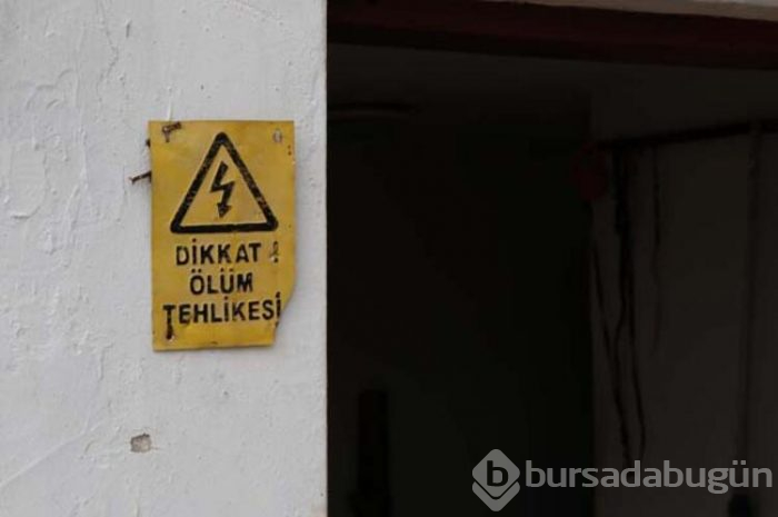 Halıya sarıp ve gömmek üzereyken yakalanmıştı... Dikkat çeken tabelaya bakın!