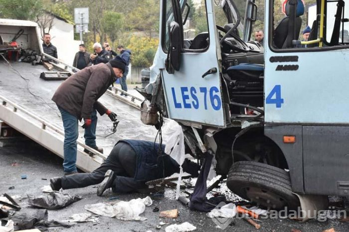 Minibüs ve kamyonet kaza yaptı! Yaralılar var...