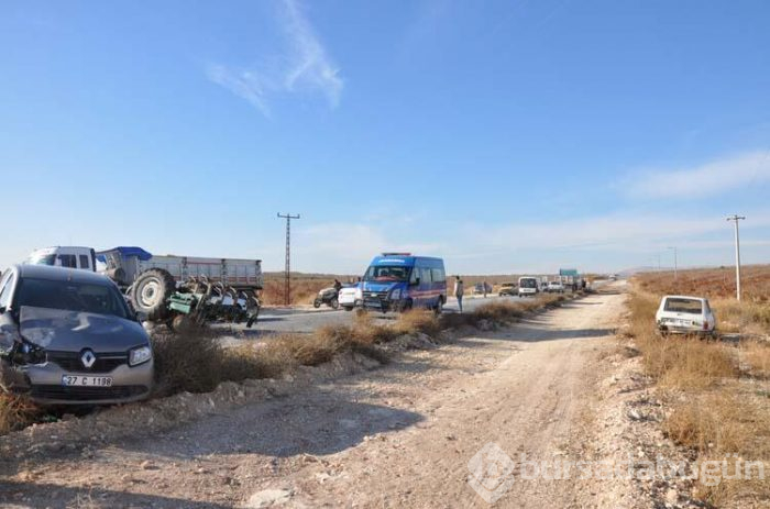 Feci kaza! Traktör ile çarpışan otomobiller