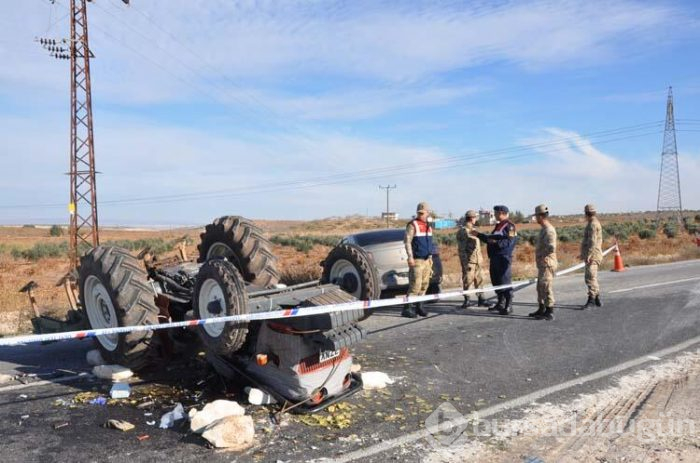 Feci kaza! Traktör ile çarpışan otomobiller