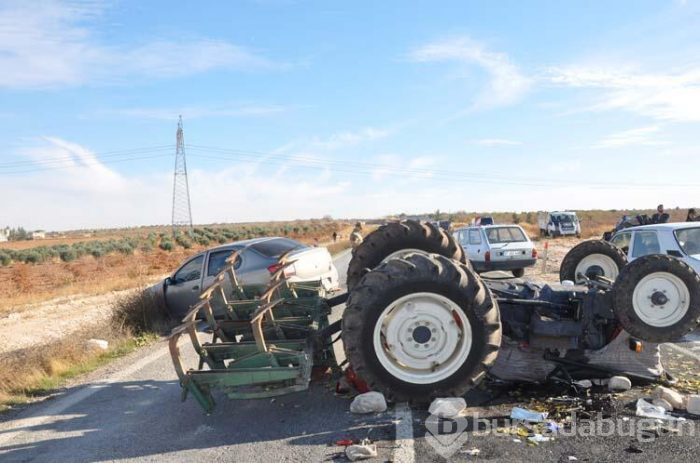 Feci kaza! Traktör ile çarpışan otomobiller