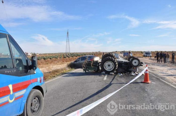 Feci kaza! Traktör ile çarpışan otomobiller