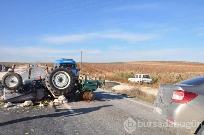 Feci kaza! Traktör ile çarpışan otomobiller