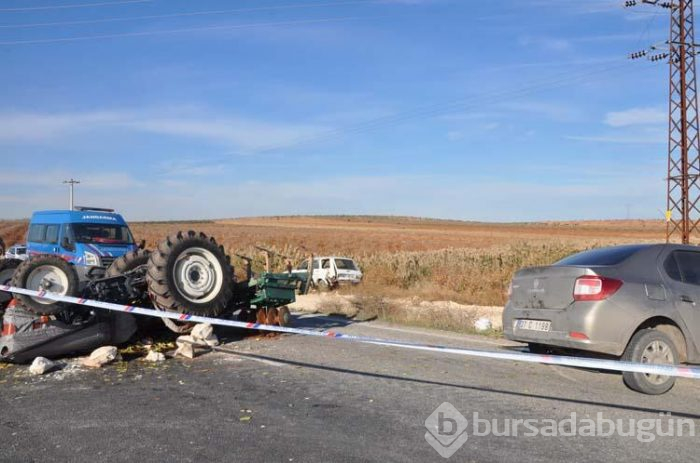 Feci kaza! Traktör ile çarpışan otomobiller