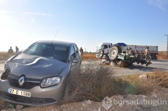 Feci kaza! Traktör ile çarpışan otomobiller
