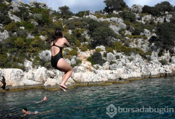 Bazı yerlerde karla mücadele olurken onlar hala denize giriyor!