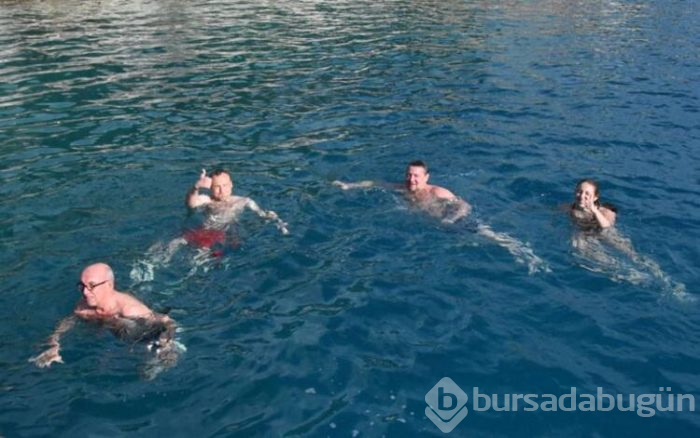 Bazı yerlerde karla mücadele olurken onlar hala denize giriyor!