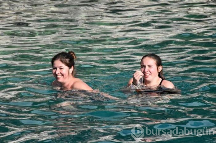 Bazı yerlerde karla mücadele olurken onlar hala denize giriyor!