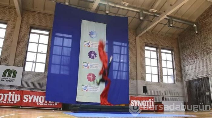 Rus jimnastikçi 8 metreden düştü!