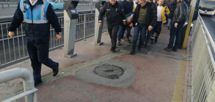 Durakta fenalaşarak düşen kişiye metrobüs çarptı