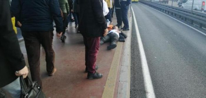 Durakta fenalaşarak düşen kişiye metrobüs çarptı