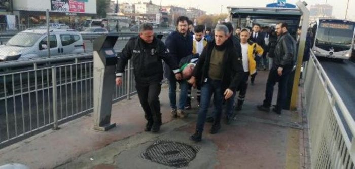 Durakta fenalaşarak düşen kişiye metrobüs çarptı