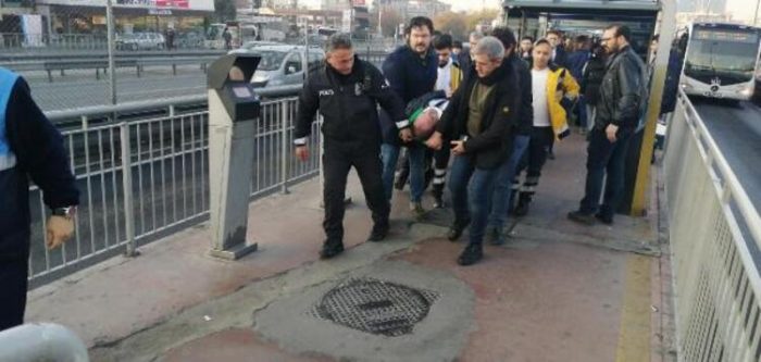 Durakta fenalaşarak düşen kişiye metrobüs çarptı