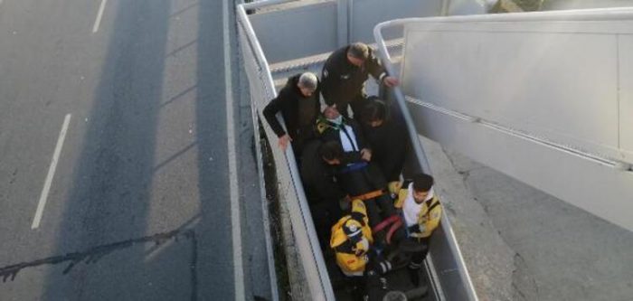 Durakta fenalaşarak düşen kişiye metrobüs çarptı