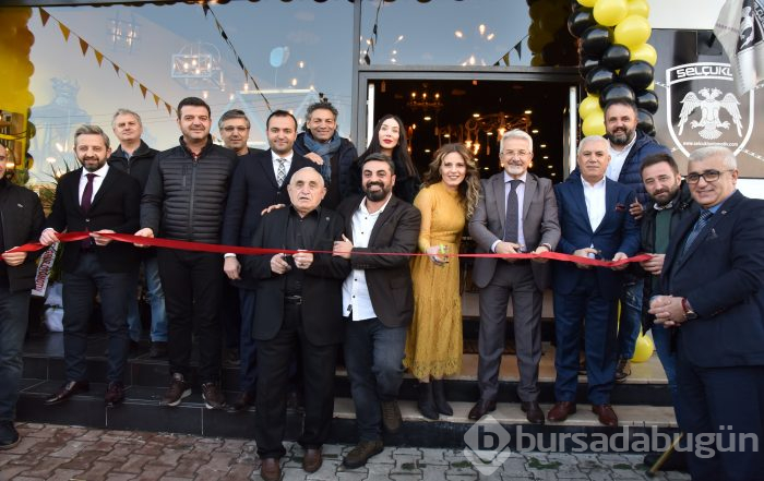 Bursa'da ahşap mağazası açılışına ünlü akını
