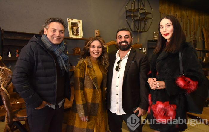 Bursa'da ahşap mağazası açılışına ünlü akını