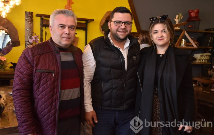 Bursa'da ahşap mağazası açılışına ünlü akını