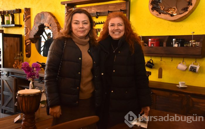 Bursa'da ahşap mağazası açılışına ünlü akını