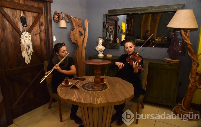 Bursa'da ahşap mağazası açılışına ünlü akını