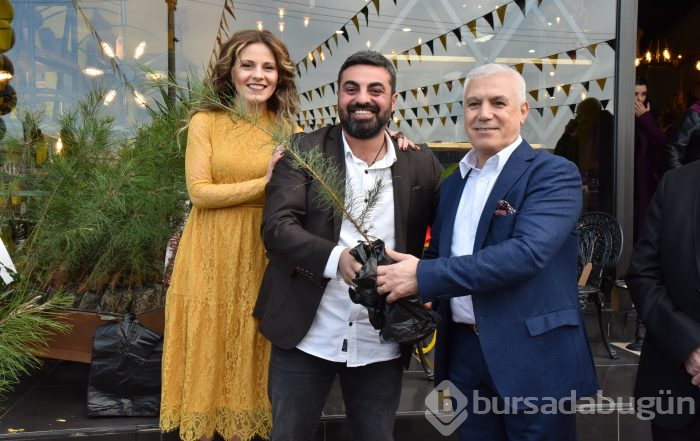 Bursa'da ahşap mağazası açılışına ünlü akını