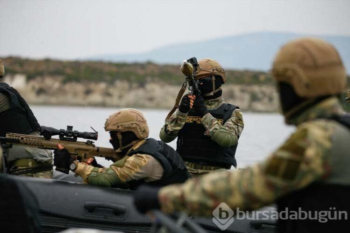 Deniz piyadelerinin derin sulardaki zorlu eğitimleri nefes kesiyor