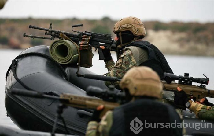 Deniz piyadelerinin derin sulardaki zorlu eğitimleri nefes kesiyor