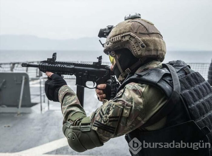 Deniz piyadelerinin derin sulardaki zorlu eğitimleri nefes kesiyor