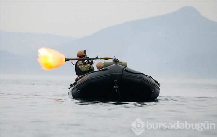 Deniz piyadelerinin derin sulardaki zorlu eğitimleri nefes kesiyor