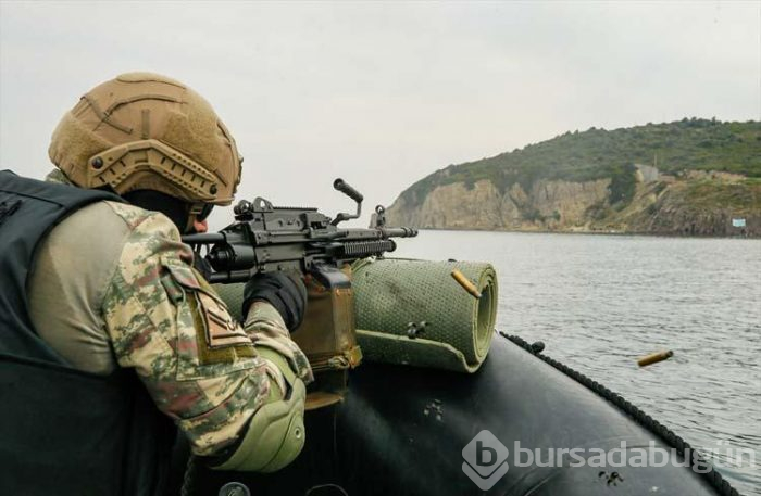 Deniz piyadelerinin derin sulardaki zorlu eğitimleri nefes kesiyor