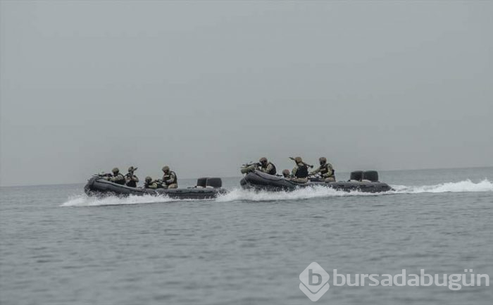 Deniz piyadelerinin derin sulardaki zorlu eğitimleri nefes kesiyor