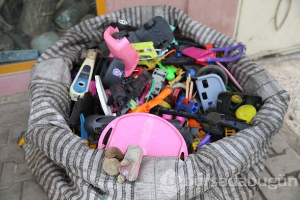 2 bin plastik atıkla balık heykeli yaptı
