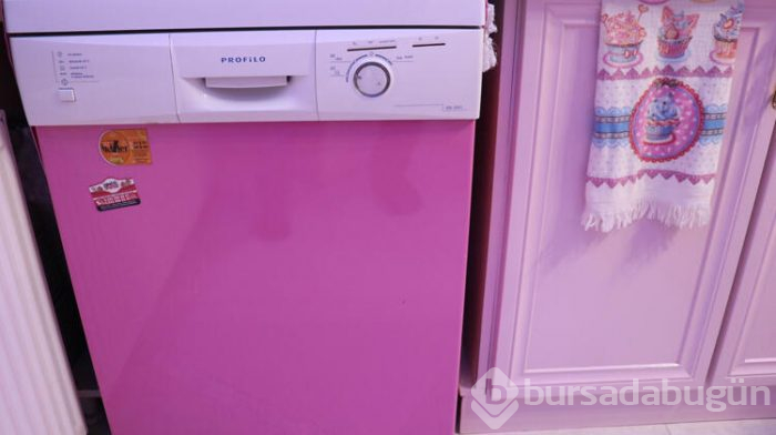 Eşi için her şeyi pembe yapıyor