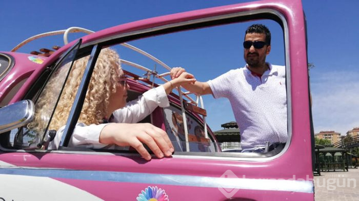 Eşi için her şeyi pembe yapıyor