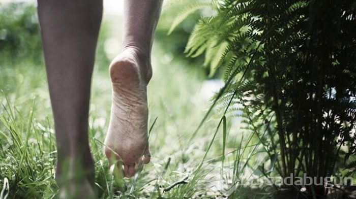 Çıplak ayakla toprakta yürümenin faydaları
