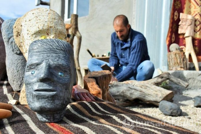 Ağacı taşı heykele dönüştürüyor