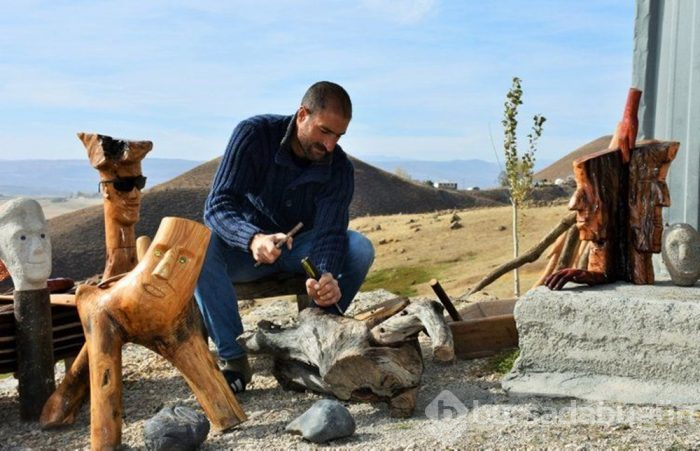 Ağacı taşı heykele dönüştürüyor