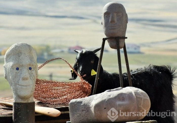 Ağacı taşı heykele dönüştürüyor