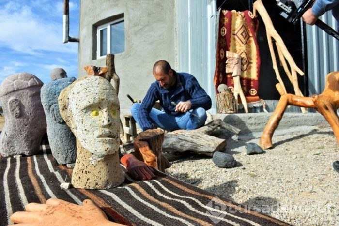 Ağacı taşı heykele dönüştürüyor