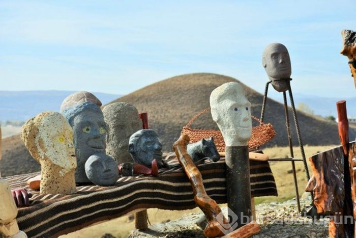 Ağacı taşı heykele dönüştürüyor