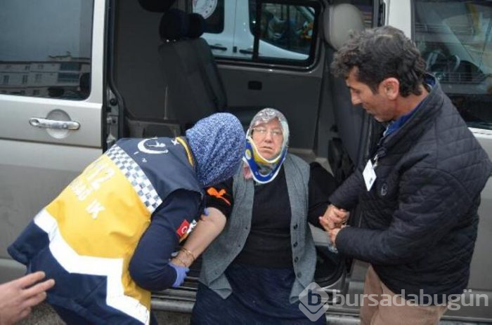 Minibüs ile otomobil çarpıştı!