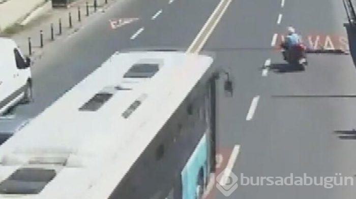 Otobüsün çarptı motosikletli metrelerce sürüklendi!