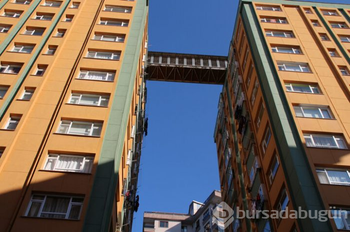 Rize'de binalar arasında köprü!