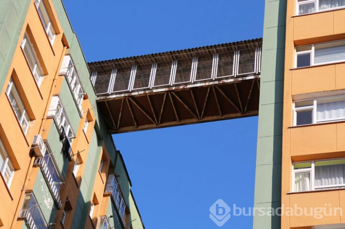 Rize'de binalar arasında köprü!