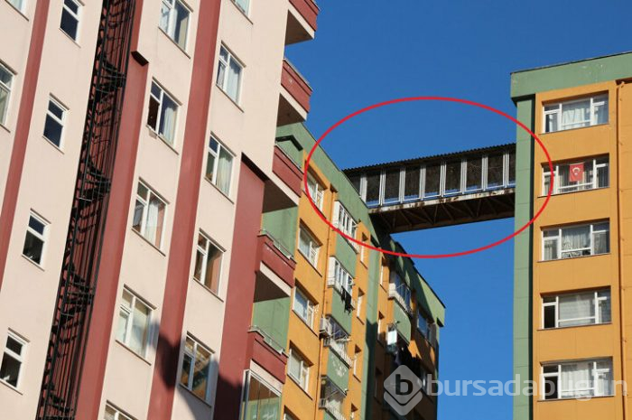 Rize'de binalar arasında köprü!