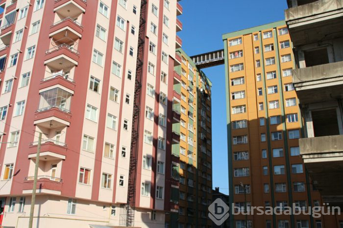 Rize'de binalar arasında köprü!