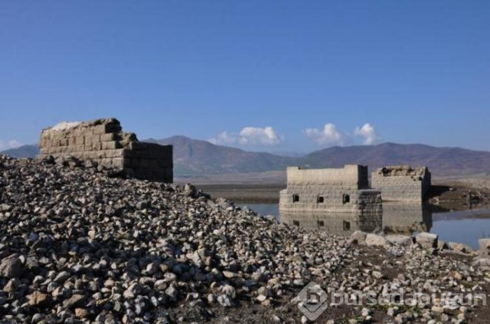 Su çekilince, tarihi köprü ortaya çıktı!