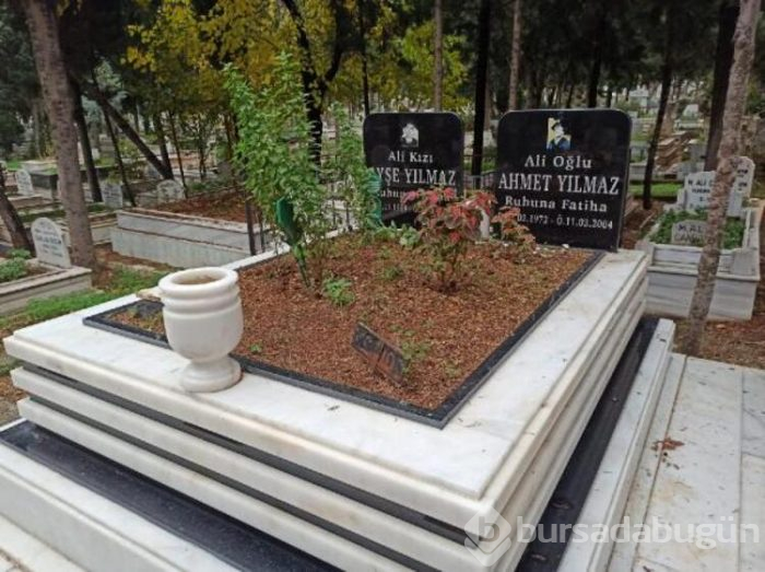 Mezar taşındaki fotoğrafları kırdılar!