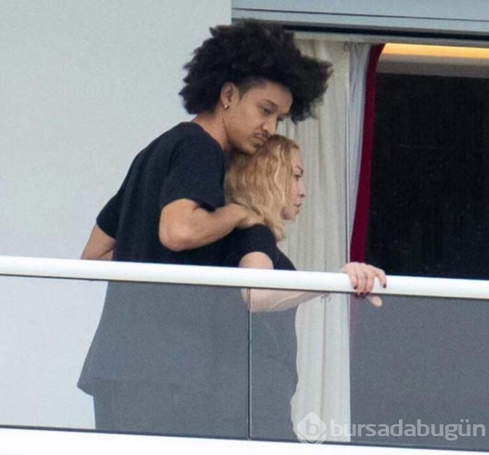 Madonna balkonda fena yakalandı
